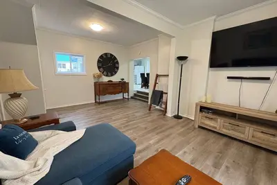 Image de The Norwood Nest - Cozy Home in Town by trails