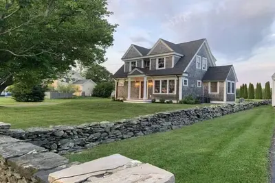 Image de Newly remodeled home-Stay close to beach w/easy access to Newport