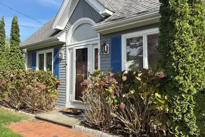 Image de 3-bedroom house on the Madison, Ct shore with outstanding views of marsh.