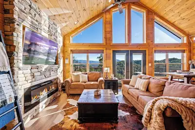 Image de Ridgetop Retreat - Epic Views - Hot Tub - Fire Pit - Kid Friendly - Arcade