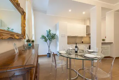 Image de [Elegant Lawn Escape 1] Your Gateway to Florence