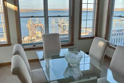 Image de Bay front house & boat dock, walk to the beach. Beautiful sunrise over ocean.