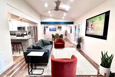 Image de The Hillcrest Hideaway - Modern Elegance - Hot Tub