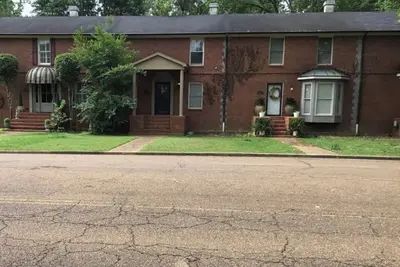 Image de Charming condo 3-bedroom 2 bath, 2 living rooms! Stocked kitchen, laundry room