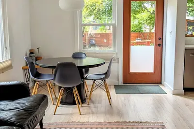 Image de Modern family home in cozy nbrhd near downtown Madison