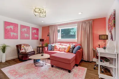 Image de Pink Panther Parlor - Cozy 2-Br w/ Mountain Views, King Bed & Pet-Friendly Yard