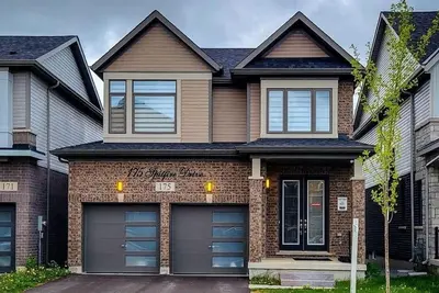 Image de Luxury House in Hamilton, Next to John C. Munro Hamilton Airport.
