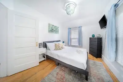 Image de South Akron 3 bedroom 1 bath home: king bed, Smart TVs