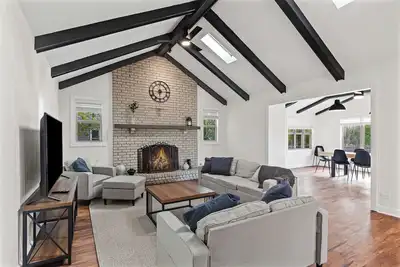 Image de Charming Tudor Retreat in Naperville — Spacious, Peaceful, and Newly Renovated!