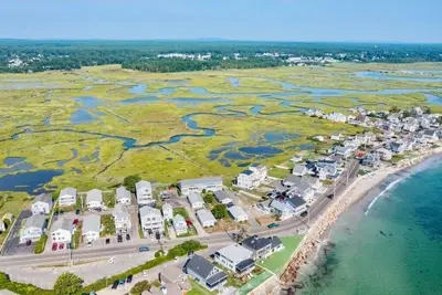 Image de The Salty LadyBug 2bdrm condo steps from Crescent Beach. Sleeps up to six.