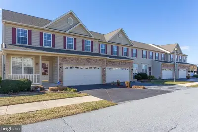Image de 3-bedroom endunit townhome with finished basement conveniently located in Lewes.