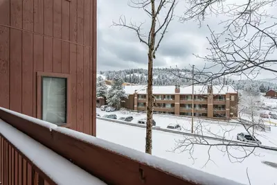 Image de 3-Min Walk to Ski Lift | Mountain-View Chalet