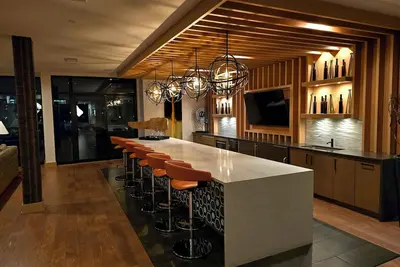 Image de Urban Chic Stay- Food, Fun & Music Steps Away