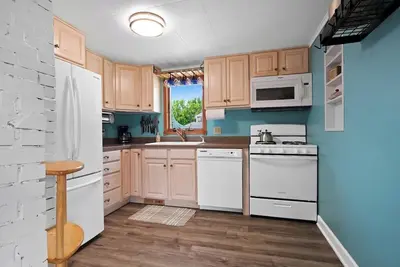 Image de Lake Wawasee Retreat: private pool, hot tub & pier