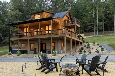 Image de Velare at Whispering Ridge | Luxury Shenandoah Cabin | Hot Tub, Game Room, Gym