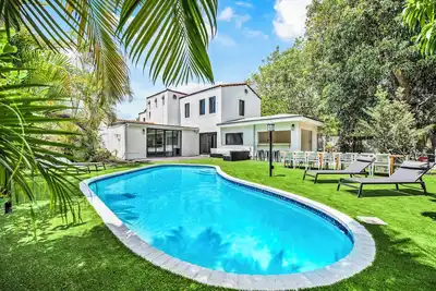 Image de Spanish-style villa in Miami, where Mediterranean charm meets modern luxury