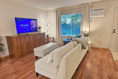 Image de Christmas Sale! Downtown Chanhassen Townhome - 3 bedrooms