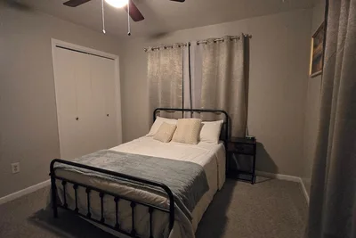 Image de Cozy, Stylish 2-Bedroom Retreat in Prime Location – Walk to Shops & Dining!