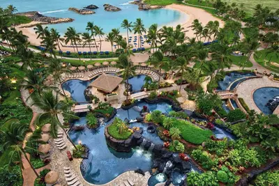 Image de 𝐅𝐢𝐧𝐝𝐢𝐧𝐠 𝐌𝐞𝐢𝐥𝐢’𝐬 Gorgeous KoOlina Beachfront Resort + Amenities. 2br
