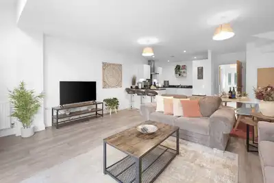 Image de Spacious 6 Bedroom 2 Bath Serviced House with Parking in Denton Way