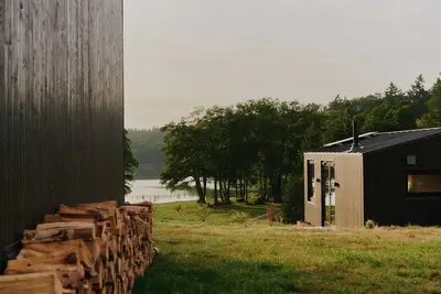 Image de Raus | Cabins am See mit Sauna + Hot-Tub