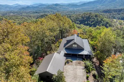 Image de 4 Br 3 Bath with Huge Mtn Views, WiFi, Hot Tub, Free Pool Access & Game Room