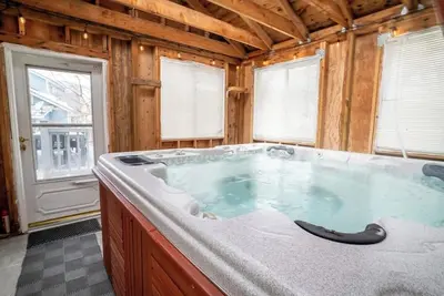 Image de Co7. (House) Hot Tub/Game Room/85\" Tv/Fast WiFi