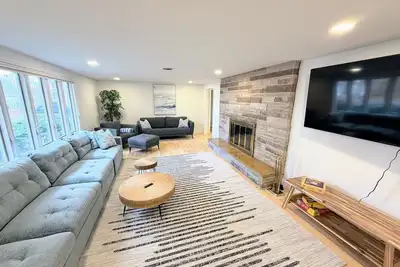 Image de 3-bdr house with Ac, walk to downtown Hyannis, 1 mile to the beach.