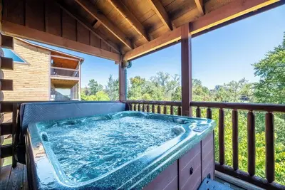 Image de *Charming 2bd Cabin Near Town | Hot Tub + Games*