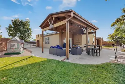 Image de Beautiful North Valley home, garage, yard, Bbq