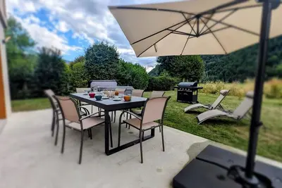 Image de Retraite Montagnarde Élégante avec Jardin au Cœur de Samoëns