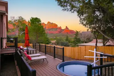 Image de The Hopi Haus •walk to Uptown• views• spa• gym• firepit• pool table• cowboy pool