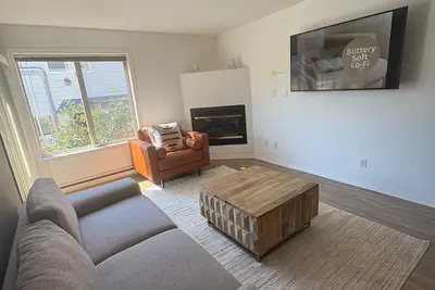 Image de 2 Br/2 Full Bath-Perfect for healthcare workers-walk to hospital