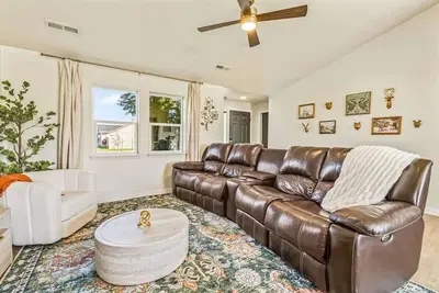 Image de Golden Retreat – Modern Comfort with Luxe Touches