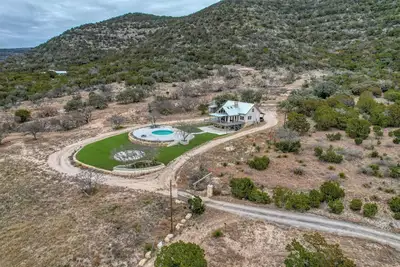 Image de Amazing Retreat in Leakey - Sleeps 14 - Private Pool & Seasonal River Access