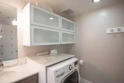 Image de Trendy Lake Las Vegas Condo!