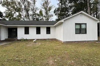 Image de Spacious 4-bedroom farmhouse in near Britton Manor with small lake