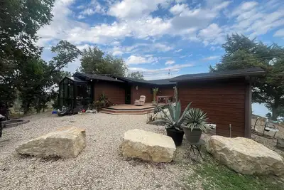 Image de Private 4-Bedroom Lakeside Retreat, Nestled in Woodlands in Manhattan