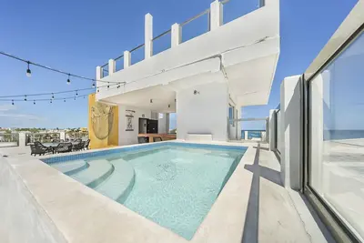 Image de Unique 8br w/Rooftop Pool Downtown