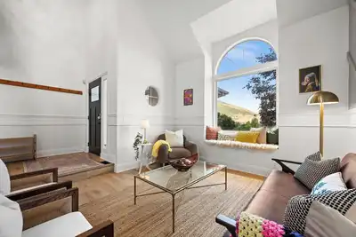 Image de 6 Bdrm Close to Mtns+Resorts, Hot Tub, Heated Deck, Fire Pit + 85in Tv