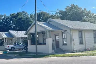 Image de Azalea Cottage – Walk to Riverfront & Downtown, Boat-Friendly Driveway