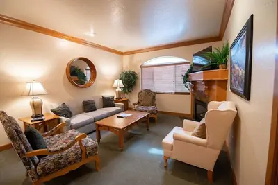 Image de 1072 • Family-Friendly Zermatt King Villa + Kitchen Near Park City