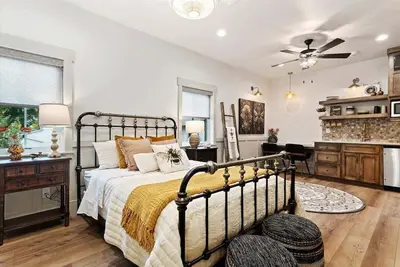 Image de The Bee Room | Stylish Loft in Downtown Midway Near Park City & Deer Valley Ski Resorts