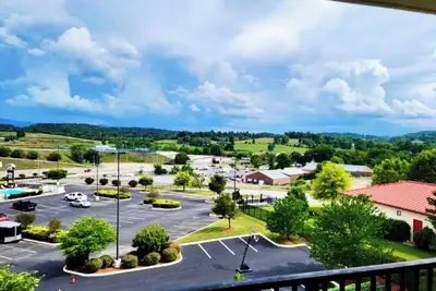 Image de Welcome Friends to our Spacious Bms/Mtn View 2bd/2ba Condo with pool/Ht@ Bristol