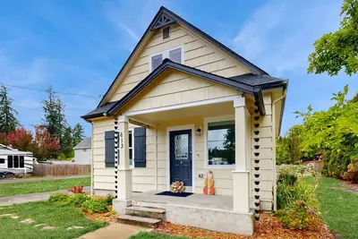 Image de Charming restored cottage with covered deck, 5 min walk to wine tasting, WiFi