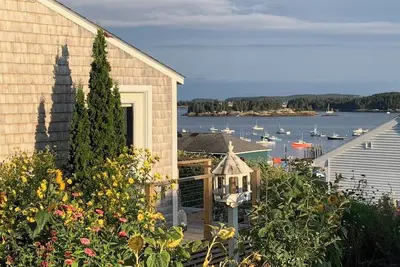 Image de East Cottage - Small, Ocean View Cottage, In-town