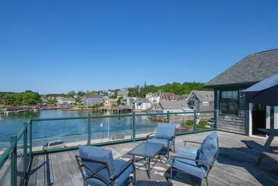 Image de Fisherman`s Loft - In-town Apartment, Ocean Views
