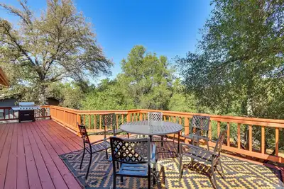 Image de Game Room + Bar: Wooded Pine Mountain Lake Retreat