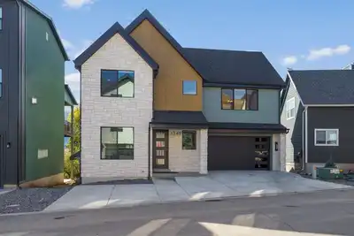 Image de New 5br, 6ba home in Eden. Private hot tub & theater room, with two bunk rooms.