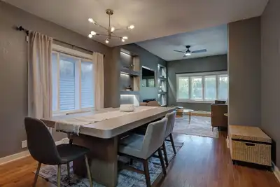 Image de Spacious house Close to Stadium/ Sleeps 8/2-Car Garage